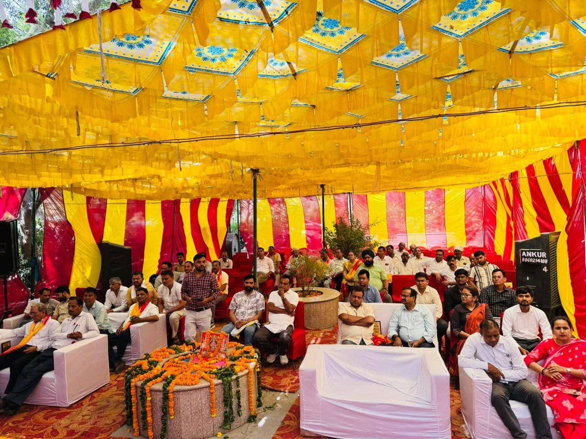 tejpalnagarMLA's tweet photo. आज गौतमबुद्ध नगर के लोक निर्माण विभाग परिसर में उत्तर प्रदेश लोक निर्माण विभाग मिनिस्ट्रीयल एसोसिएशन के 100वें स्थापना दिवस समारोह में मुख्य अतिथि के रूप में सम्मिलित हुआ।

इस अवसर पर विभागीय अधिकारियों एवं कर्मचारियों से संवाद कर उनके योगदान की सराहना की। लोक निर्माण विभाग प्रदेश के विकास, आधारभूत संरचनाओं के निर्माण एवं जनसुविधाओं को सुदृढ़ बनाने में महत्वपूर्ण भूमिका निभा रहा है।

एसोसिएशन के शताब्दी वर्ष पर सभी पदाधिकारियों एवं सदस्यों को हार्दिक बधाई एवं शुभकामनाएं। मैं उनके उज्ज्वल भविष्य तथा निरंतर प्रगति की कामना करता हूँ। #MLADadri