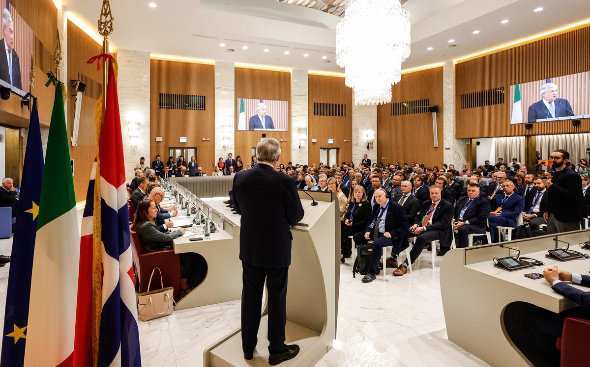 Antonio_Tajani's tweet photo. Ho inaugurato oggi alla #Farnesina, insieme alla Ministra norvegese 🇳🇴 del Commercio e dell’Industria, Cecilie Myrseth, il Business Forum Italia–Norvegia, che ha riunito oltre 100 imprese dei nostri due Paesi.
Italia e Norvegia condividono una solida sintonia politica e una cooperazione economica in continua espansione. Nel 2025 l’interscambio commerciale ha raggiunto i 6 miliardi di euro, confermando il dinamismo delle nostre relazioni.
Vogliamo consolidare ulteriormente scambi, investimenti e partenariati industriali nei settori strategici per il futuro, dai minerali critici allo spazio, dove puntiamo a sviluppare programmi congiunti anche nell’ambito delle iniziative spaziali europee.
La Norvegia rappresenta inoltre un partner di primo piano nell’Artico, una regione sempre più rilevante per la sicurezza, la competitività e la crescita delle nostre economie.