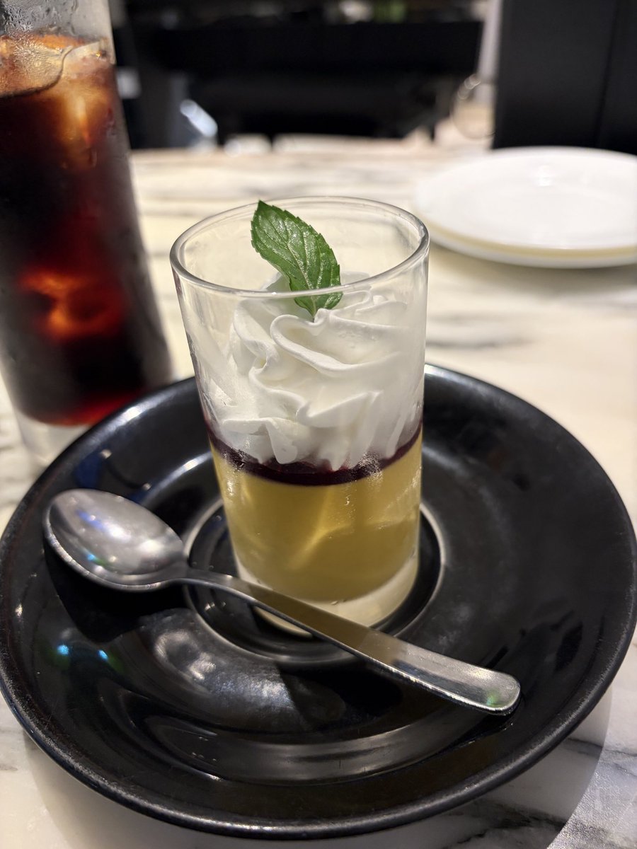 Musicandren's tweet photo. マンゴープリンなんだが、これ、、、カラメルソースの代わりにベリーソースなんよ！
みんな元気？？？ https://t.co/x4k8xW6heD