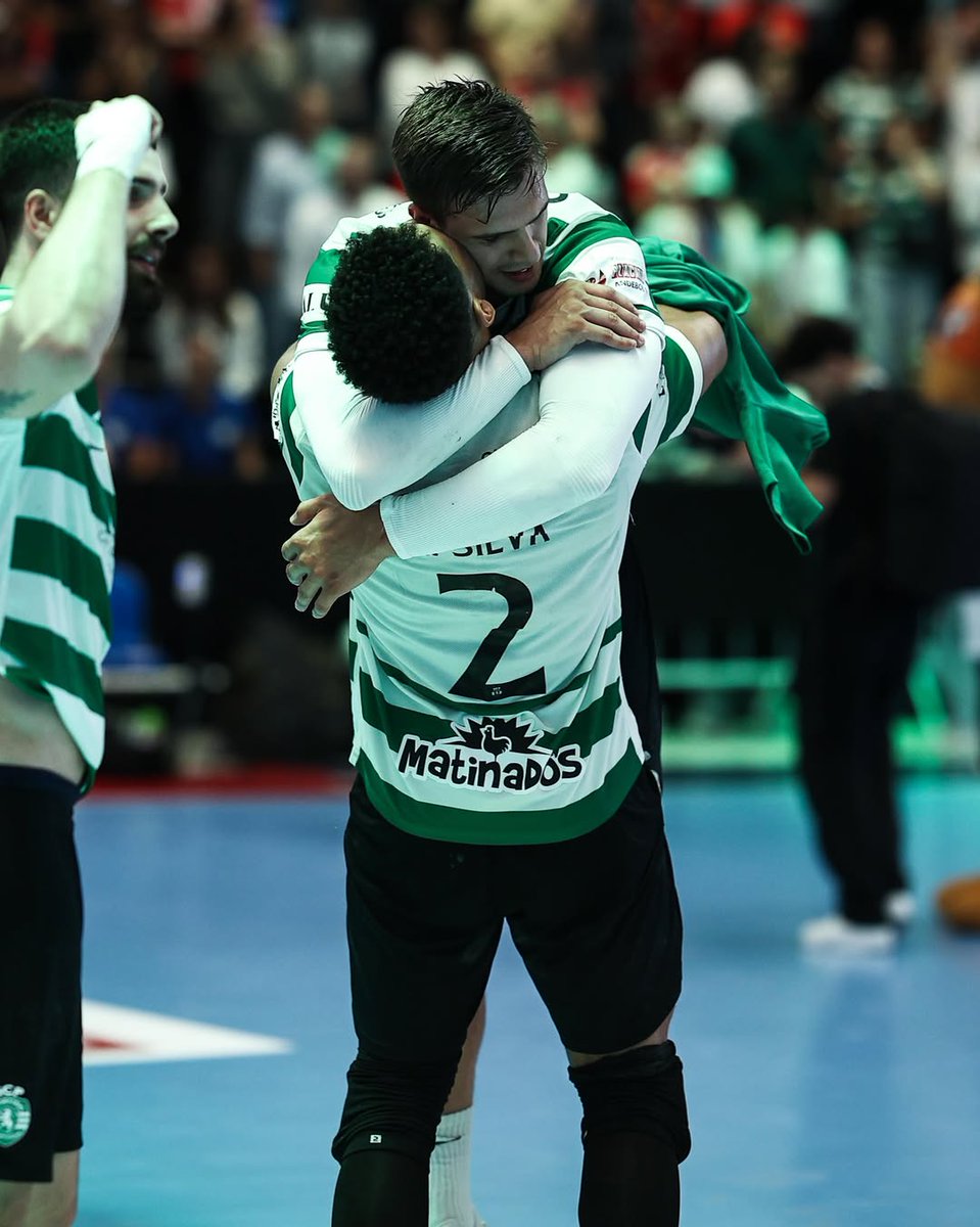 malae_cac's tweet photo. Os três filhos do Ricardo na mesma foto 💚💚💚 https://t.co/SThDfgDQYf