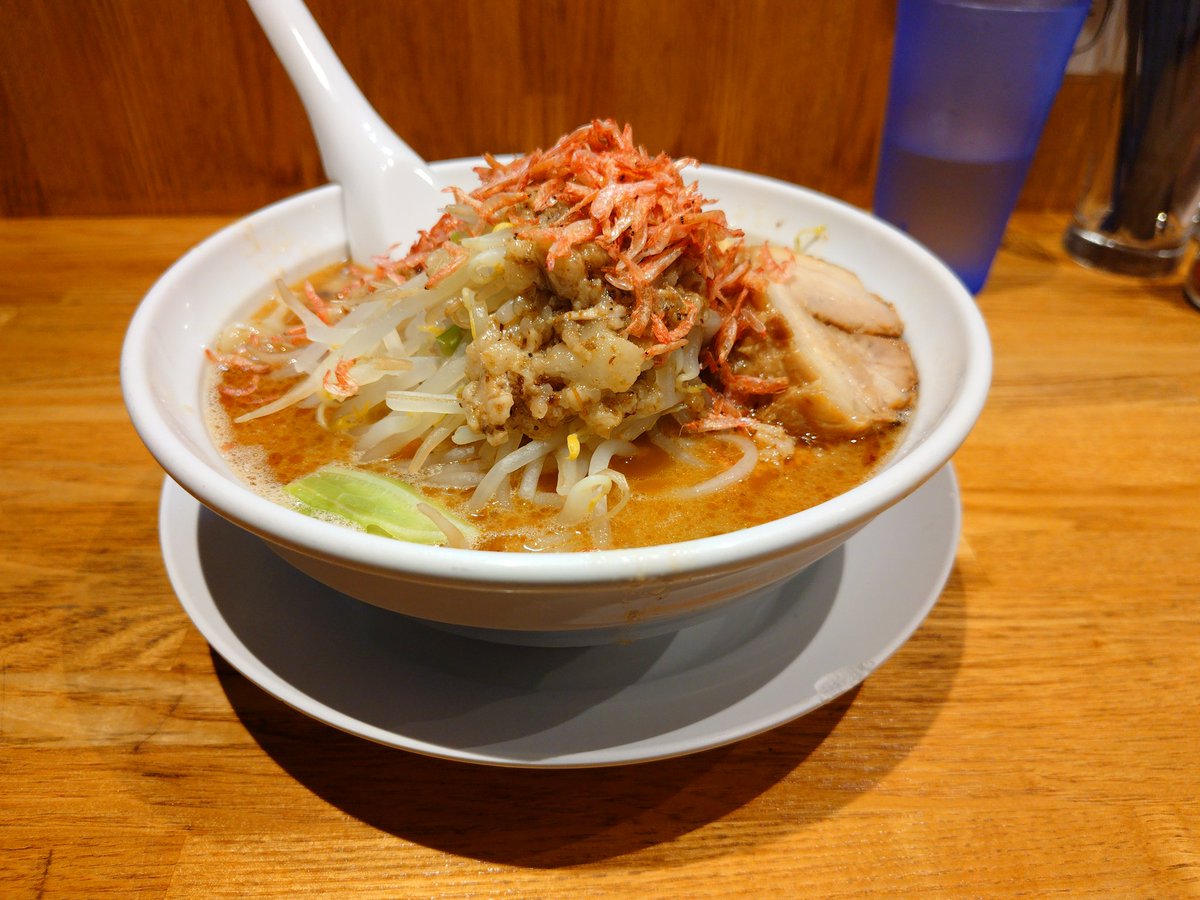 genkiw's tweet photo. 自家製麺88@新丸子で限定の極太エビ塩ラーメンNA
相変わらずの極太麺でパッと見10数本くらいしか無いんじゃという麺は凄い食べ応え。
何気にここで塩はレギュラー・限定含めて初めて食べた気がするのだが、普段から通常麺でも食べたくなるような良い仕上がりでした。 https://t.co/NtrAkPt1vh