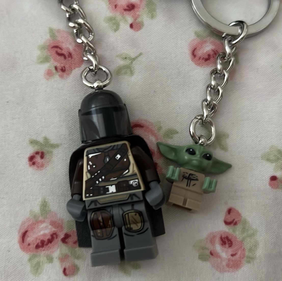 youknowwh01am's tweet photo. 만달로리안과 그로구 굿즈 중에서 제일 귀여운 굿즈 단연코 Lego keychain 😌 그로구 진짜 손톱만 하고 애비로리안도 팔아서 더욱 귀여움 https://t.co/2fh0nUEkxw