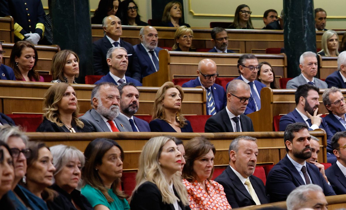 CristinaValido's tweet photo. Hoy, junto a mis compañeros @PedroMSanGines y @armas_javier, he compartido un momento histórico en el Congreso.

El papa León XIV nos ha recordado que la atención a las personas migrantes es una cuestión de humanidad y que los derechos humanos y la dignidad de las personas no dependen de su lugar de nacimiento.

También, que la pluralidad política no debe traducirse en la descalificación permanente del otro, sino en una oportunidad para el diálogo y la convivencia.