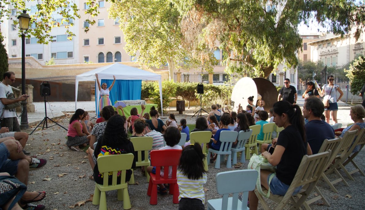 ConselldeMca's tweet photo. 🔵La Misericòrdia estrena el cicle de teatre «Principal a la fresca».    

La vicepresidenta del Consell, Antònia Roca, destaca l’ampli programa cultural i artístic d’estiu per apropar la cultura a tothom.  

➡️ https://t.co/viniFUoPCp https://t.co/SmYkWtPdBZ