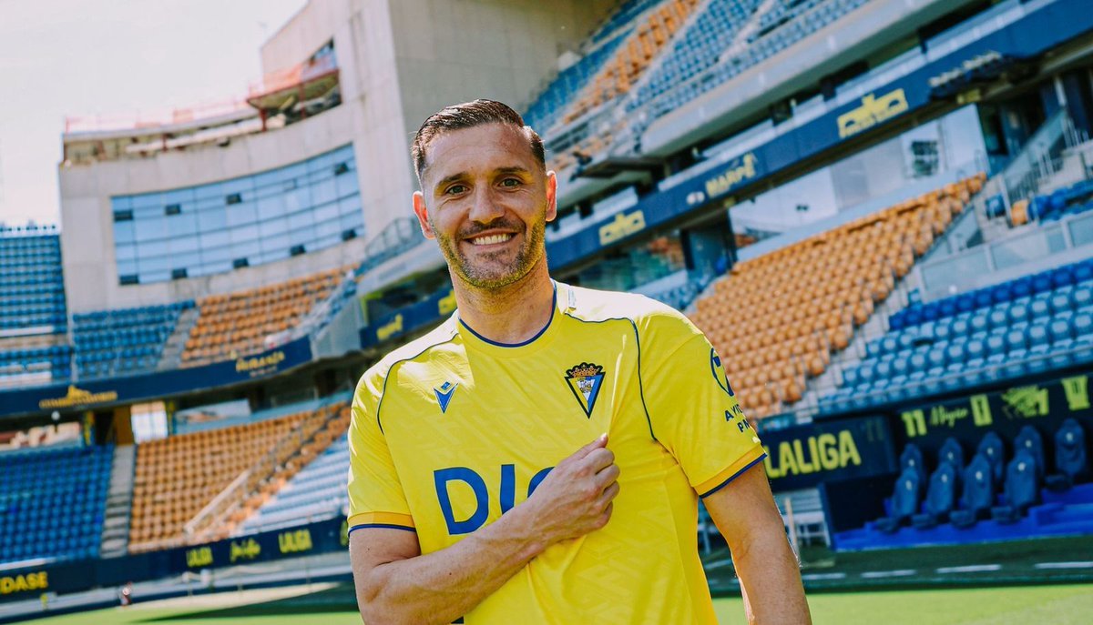 solofichajes123's tweet photo. El mediocentro Álex Fernández, el extremo Brian Ocampo y los delanteros Lucas Pérez y Roger Martí se convierten en agente libre tras acabar contrato con el @Cadiz_CF #SegundaDivision https://t.co/PqdPirjJNm