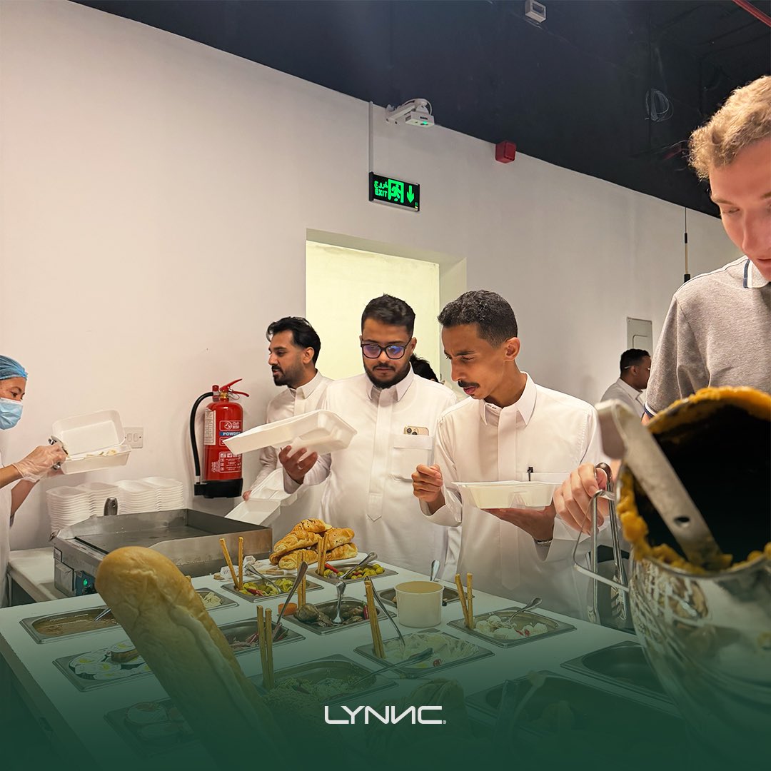 Lynnc_io's tweet photo. أجواء العيد ما وقفت عندنا ✨
وفرحته مع الفريق بتفاصيل بسيطة تصنع روح التعاون.
وكل عام وأنتم بخير 💚 https://t.co/LlOrgefsG8