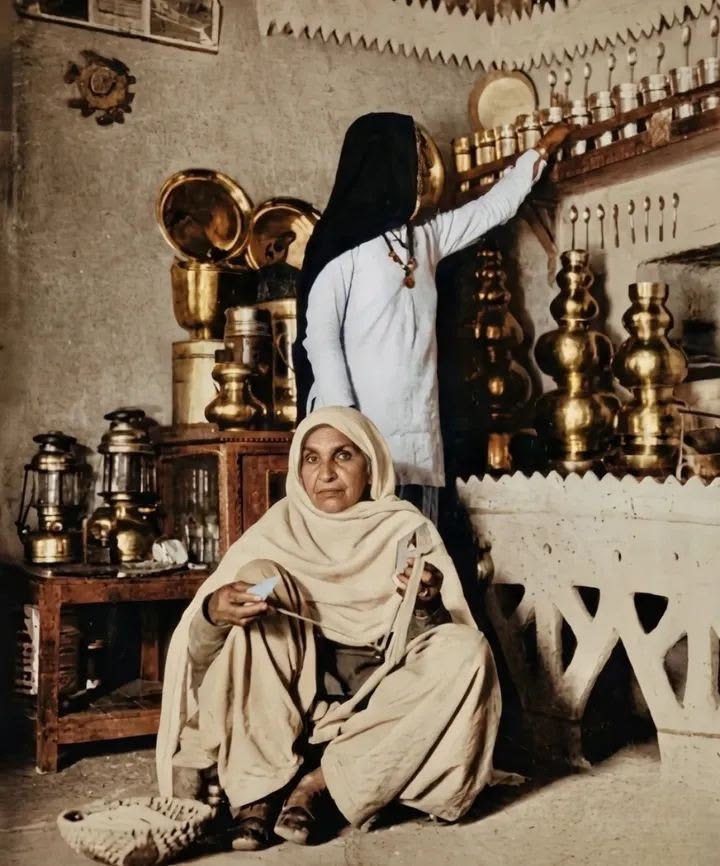 Ramjango_1762's tweet photo. Twenty years ago,brass utensils were common in our homes. But then,habit of showing off &amp; status symbols we started using steel, glass and crockery instead of brass utensils. Which was also harmful to health, in this way the corporates imposed their products on us. https://t.co/mJogynzil3