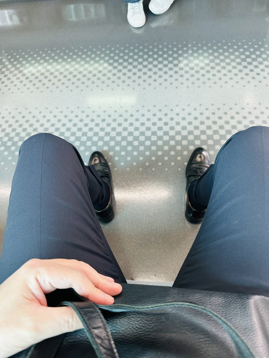 dondon95631's tweet photo. イスに座るとパツパツ… https://t.co/K2SWHiEwJ0