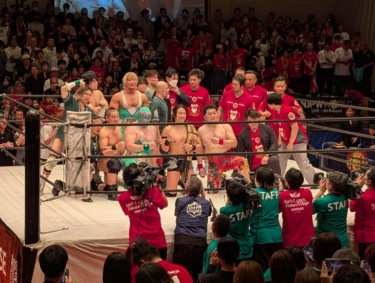 peitanki's tweet photo. 後楽園ホールでDDTvs新日本の一面対抗戦を観戦してきました。
去年素晴らしかったけど全部出し尽くしたでしょ、と思ったけどまだテーマあったんですね…こんなうってつけのテーマが。
至近距離で普段は絶対に見れない組合せと試合形式の連発で最高でした。 https://t.co/OXhCPOyNWD