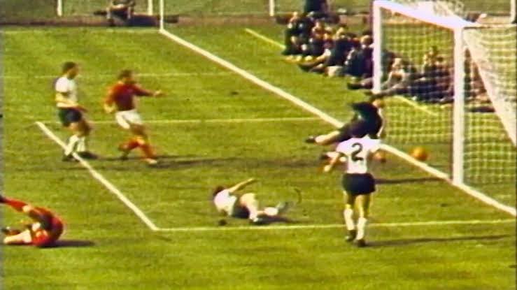 digitalpupeter's tweet photo. @lucasmicola @Seb22577cc @franffigueroa Sí, una farsa.  Dos semifinales de Mundial desde entonces hasta ahora es el bajage que tienen y ninguna Euro. https://t.co/A69W84Oe1Y