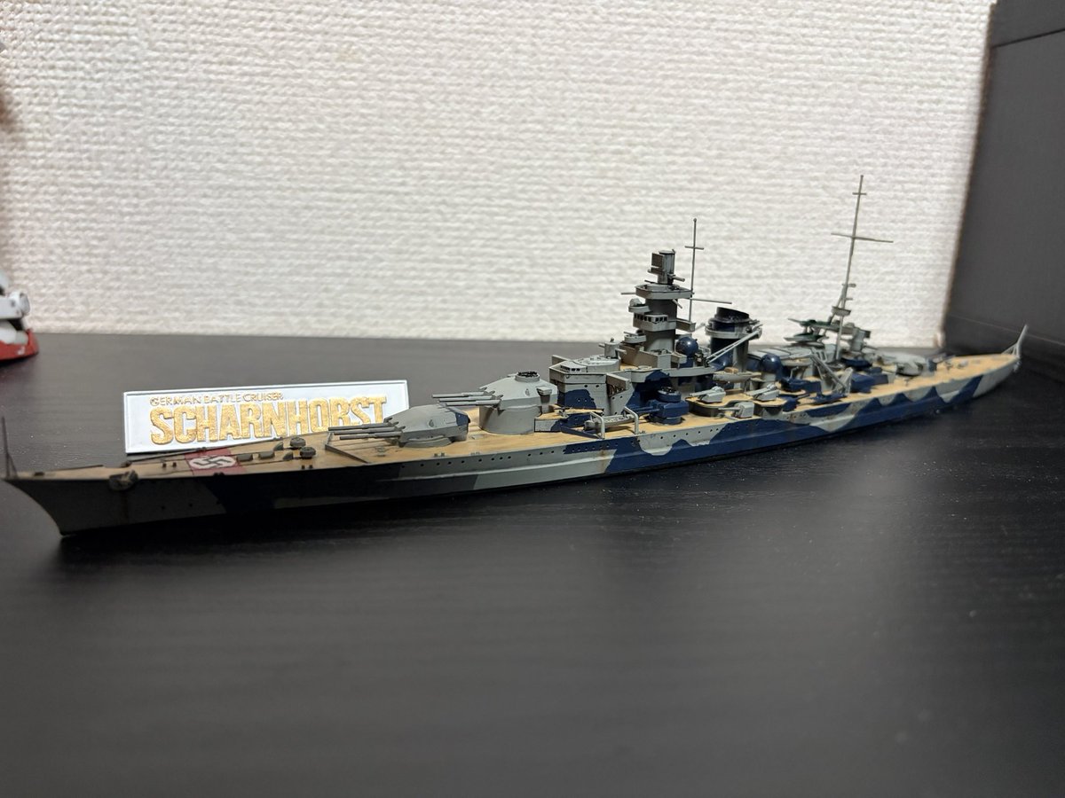nato1721968's tweet photo. 巡洋戦艦シャルンホルスト完成しました！
前に作った瑞鶴とはまた違う個性的な迷彩でしたが上手いこと塗れた気がします
一緒に買ったグナイゼナウはまた違う迷彩で塗っていきたい

 #プラモデルライフ 
 #艦船模型 
 #完成 https://t.co/rr2mJuQwYp
