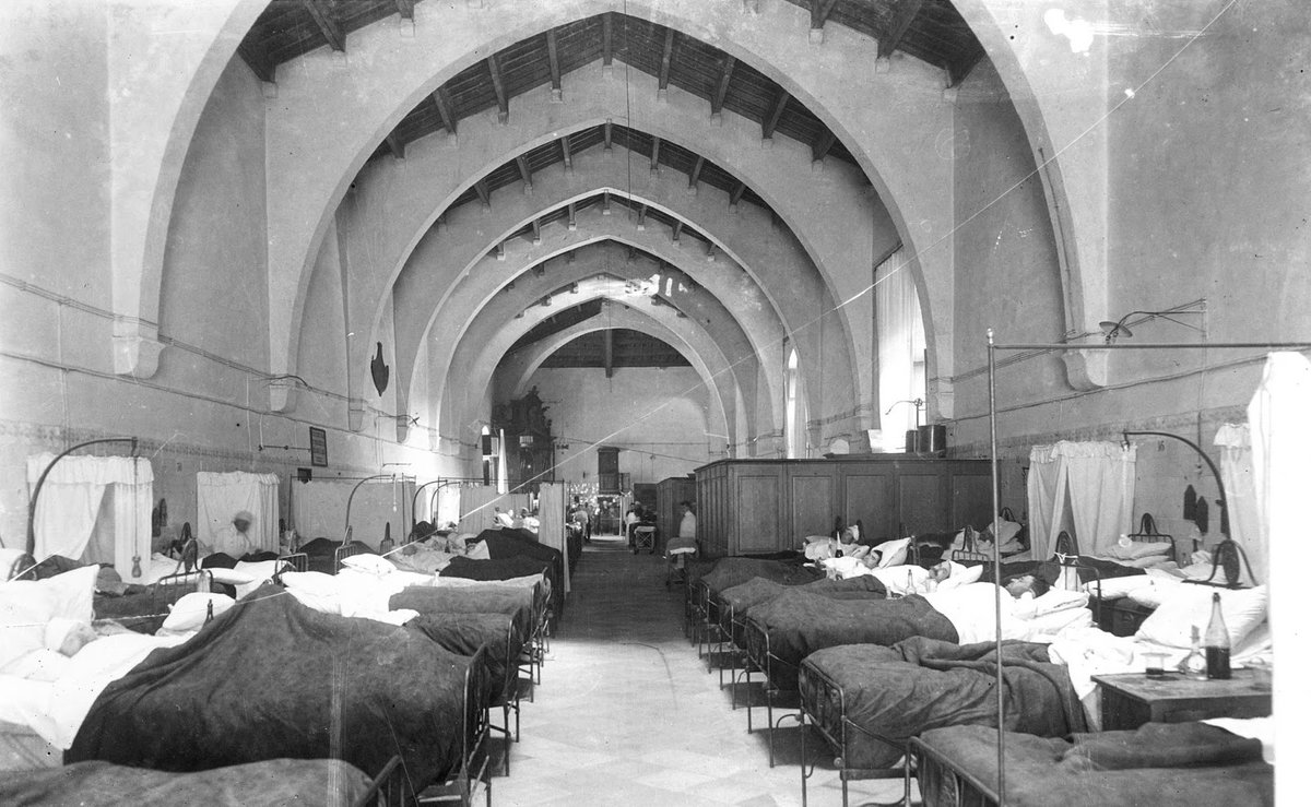 efemarq's tweet photo. dimarts 8 de juny, 00:00h

A la Casa, ara sí, li diuen a Parés que al vespre han portat a un tal Gaudí a Santa Creu. Parés i Sugranyes van ràpidament a l'Hospital i troben per fi a Gaudí en un llit. Ha recuperat la consciència però està tan malament que ni tan sols els reconeix. https://t.co/6EDrVbaZAM
