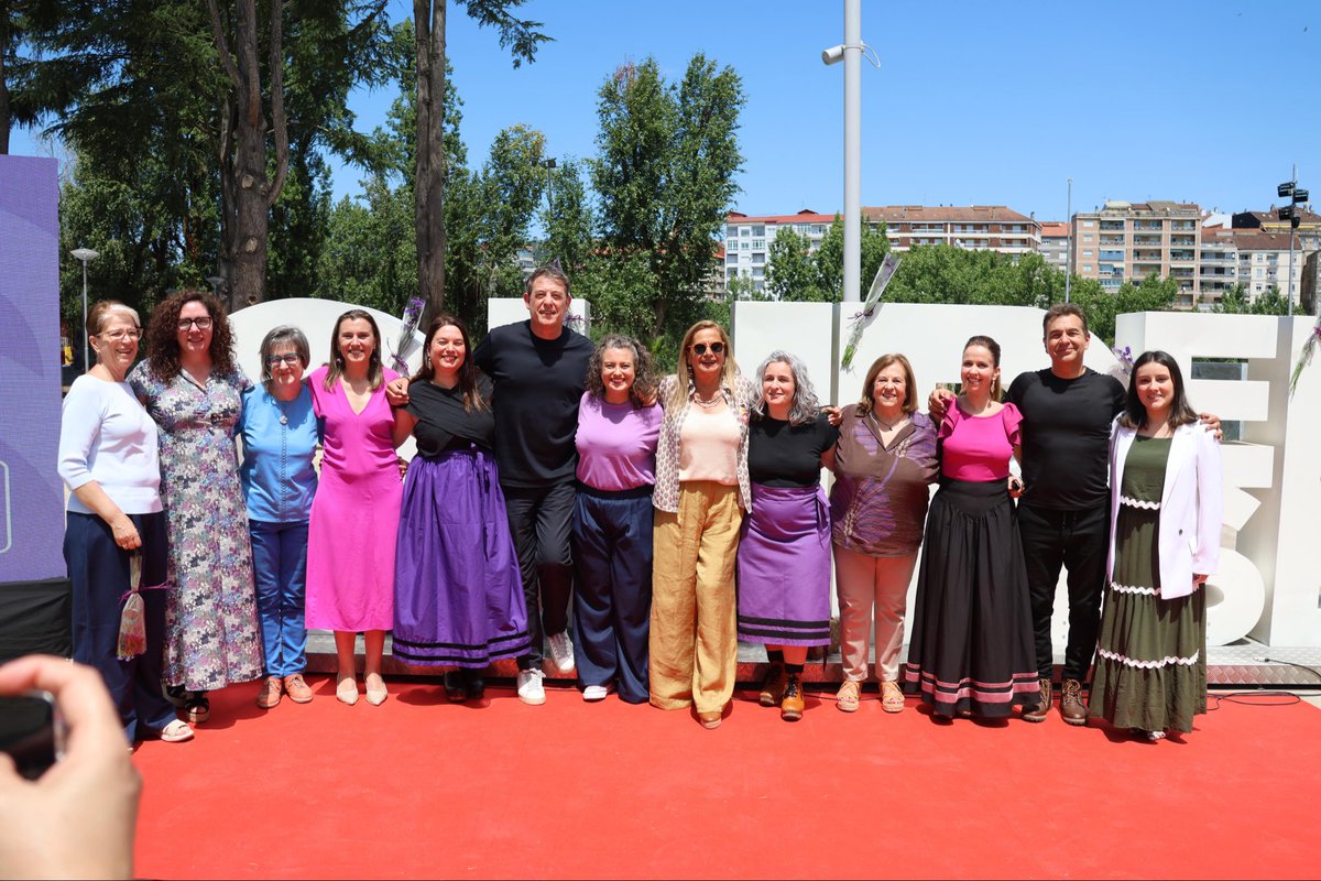 socialistas_gal's tweet photo. #Igualdade 🟣 Onte entregamos en Ourense os VII Premios de Igualdade Maruja Vázquez Suárez a Fademur Galicia, polo seu traballo en defensa das mulleres rurais, e a Aurora Marco, pola súa traxectoria recuperando a memoria das mulleres silenciadas.

Grazas tamén a Voz das Mouras por poñer música a un día tan especial. Hai causas que non deberían necesitar explicación, pero seguimos tendo que reivindicalas porque aínda hai quen as cuestiona, as minimiza ou pretende facer como se non existisen.