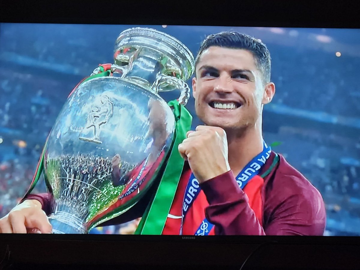 MEX1308's tweet photo. @GobiernoMX Cristiano Ronaldo llega a su 6 mundial 2026 con 41 años, titular capitán,   casi mil goles anotados,140 en su selección, 5 balones de oro, 1 copa de campeones, 1 Eurocopa.
Hijo de padre alcohólico, familia pobre. Si Portugal se coronara sería el mejor jugador del mundo a la fecha https://t.co/n0I3tLcSmE