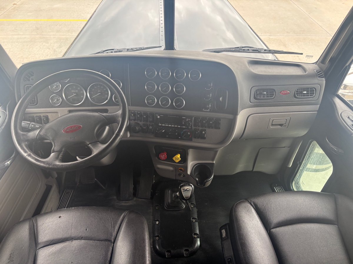 IzerTruckSales's tweet photo. 🚛 FOR SALE: 2022 Peterbilt 389 🚛
 
💰 Price: $94,950 📍 Location: Omaha, NE 📈 Miles: 444,951 📦 Stock #625563
 
🔹 Paccar MX13 EPA21 Engine 🔹 455 HP 🔹 18-Speed Manual Transmission

#peterbilt #foryou #fyp #truckers #trucking https://t.co/BkDPWGB9B9