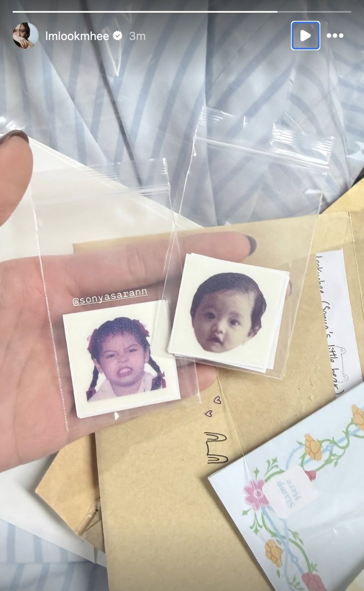 kiki89lmsy's tweet photo. Lookmhee going through fan mail. how cute, they love everyone so much and take time to read every letter 💙

I love the letter on the side- "lookmhee (Sonya's little bear) 😍🥰😆

#LMSY #ลูกหมีซอนญ่า
#LMlookmhee #ลูกหมีปัญญาพัชร https://t.co/UbUbpFMU2M