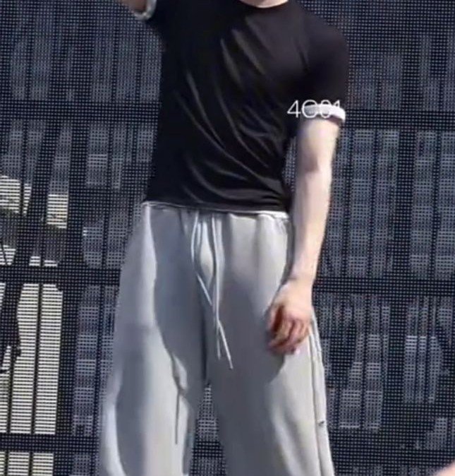 puppiesbreads's tweet photo. two types of grey pants (sunsun level) https://t.co/DcbSoyJ96O