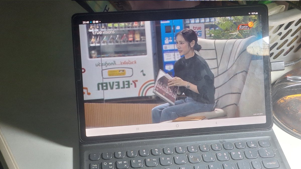 Phet_srp's tweet photo. #TrueAF2026 มาแล้ว!!!

คุณแม่ผู้ไม่ได้ดูมาเกือบ 10 ปี ได้ดูรอบนี้คุณแม่ดีใจ 

มาดูกันดีกว่า ว่าปีนี้แม่จะเชียร์ใคร 🤣 (เดี๋ยวอัดคลิปมาฝาก ฟีลดูบ้านเดอะดาว) https://t.co/beZDcKexMC