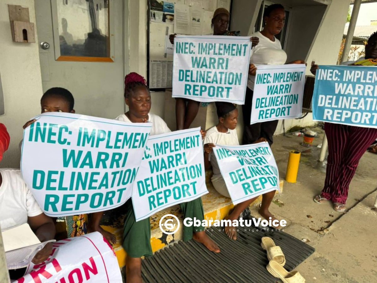 gbaramatuvoice's tweet photo. BREAKING NEWS

WARRI DELINEATION: GBARAMATU WOMEN SHUT DOWN ABITEYE FLOW STATION

Women from Benikrukru and Kenyagbene communities in Gbaramatu Kingdom, Warri South-West Local Government Area of Delta State, have shut down the Chevron Abiteye Flow Station over the non-implementation of the Independent National Electoral Commission (INEC) ward and polling unit delineation report in the Warri Federal Constituency.

Benikrukru and Kenyagbene are host communities to the Abiteye Flow Station operated by Chevron Nigeria Limited.

The women, who described their action as a peaceful protest, are demanding the implementation of the delineation outcome.

📸 Photos from the scene.

#GbaramatuVoice