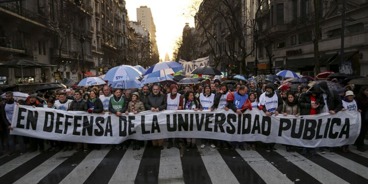 argentaplus's tweet photo. Universidades anuncian una semana de paro
https://t.co/PPyrlKXVyk https://t.co/pVuC4LDGZI