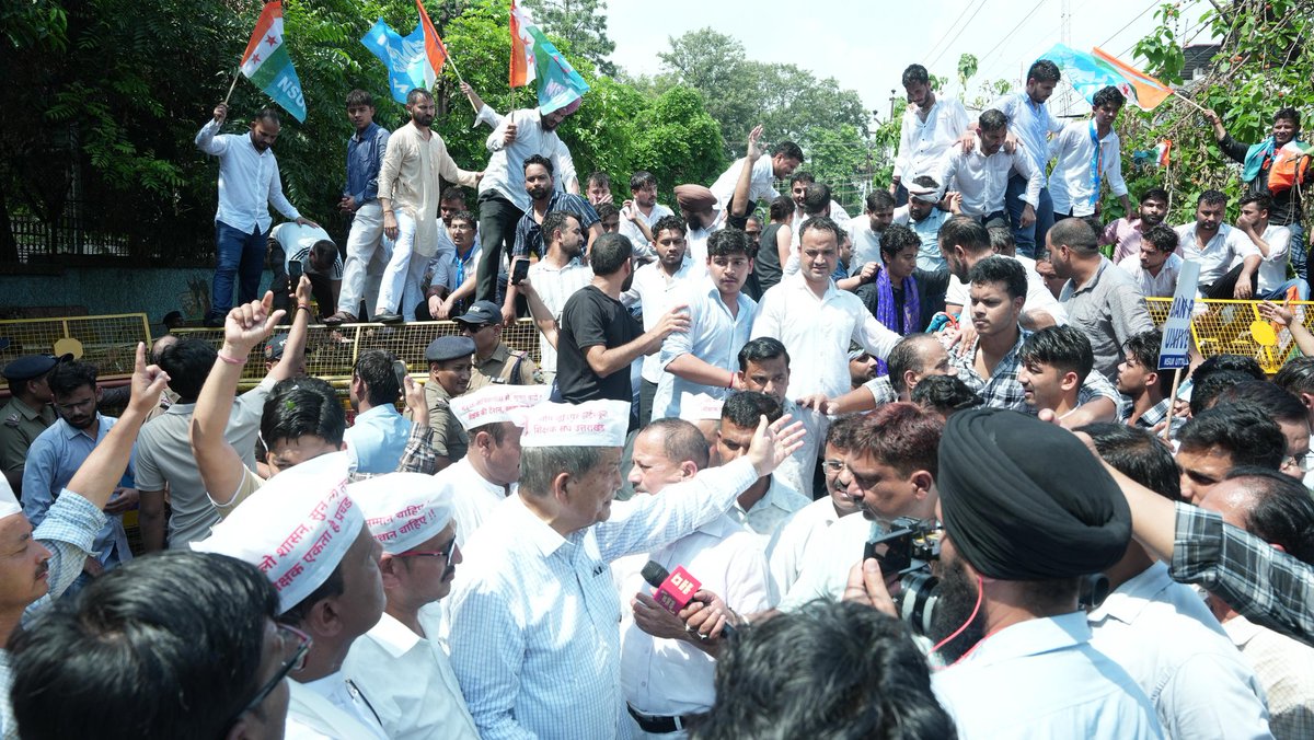 harishrawatcmuk's tweet photo. ✊ NSUI के युवा साथियों के साथ "सचिवालय घेराव"। ✊

🔥 युवा पूछ रहा है—रोजगार कहाँ है, न्याय कब मिलेगा?
✊ पेपर लीक और बेरोजगारी पर चुप्पी नहीं, जवाब चाहिए!

📍 देहरादून

#NSUI #Uttarakhand #NEET #StopPaperLeak #YouthPower #JusticeForStudents #Employment #YouthRights #Congress #Dehradun #SecretariatGherao