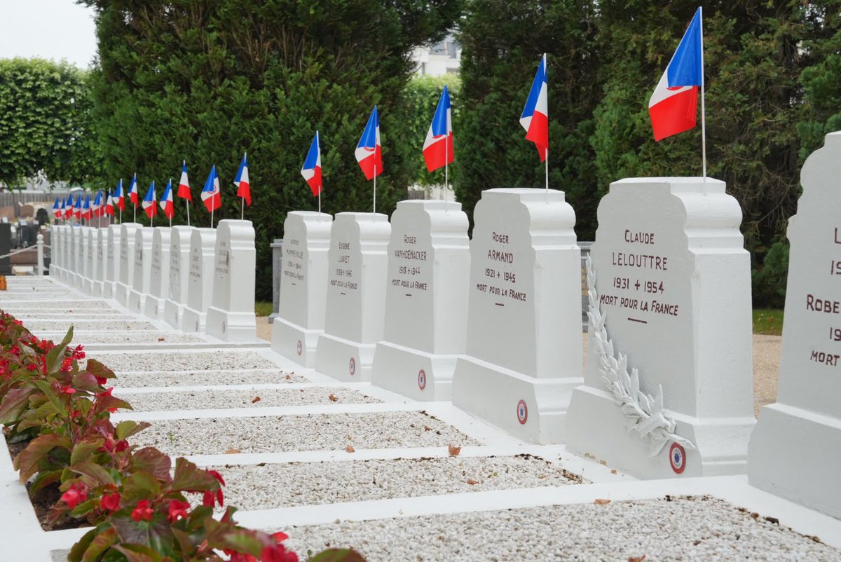 Carole_Guillerm's tweet photo. 🇫🇷 Ce matin au Plessis-Robinson, nous avons honoré la mémoire des morts pour la France en Indochine.

J’ai participé à la cérémonie commémorative organisée au Plessis-Robinson, aux côtés du Sous-Préfet, de Benoit Blot, Premier adjoint au maire, et de Jacques Perrin, ancien maire du Plessis-Robinson.

À travers cette cérémonie, nous avons rendu hommage aux milliers de soldats français, légionnaires, tirailleurs, combattants venus de tous horizons et supplétifs indochinois qui ont servi la France durant la guerre d’Indochine, souvent au prix de leur vie.

Alors que les derniers témoins de ce conflit disparaissent peu à peu, notre devoir est de préserver et de transmettre cette mémoire. Se souvenir de leur engagement, c’est rappeler le prix de la liberté, l’importance du service de la Nation et la reconnaissance que nous devons à celles et ceux qui ont accepté de tout donner pour la France.

En ce jour de recueillement, nous avons eu une pensée particulière pour les disparus, les blessés, les anciens prisonniers, ainsi que pour leurs familles qui ont porté le poids de l’absence et du souvenir.

Parce que le devoir de mémoire est aussi une responsabilité envers les générations futures, continuons à faire vivre l’histoire de ces femmes et de ces hommes dont le courage, le sens du devoir et la fidélité à la France demeurent un exemple.

🇫🇷 Ne les oublions jamais.

#DevoirDeMémoire #Indochine #LePlessisRobinson #AnciensCombattants #Mémoire #HautsDeSeine #RépubliqueFrançaise #Commémoration