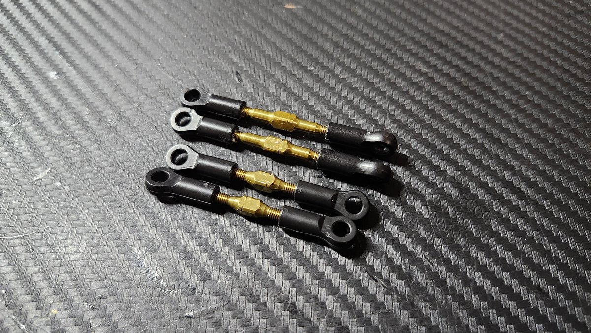 Yoshi_collapse's tweet photo. さて、ポルシェ934シェイクダウンが終わったので
限定キットという事でパーツとしては今後入手不可能になる金色のターンバックルシャフトを一般的なスチールのターンバックルシャフトに変更。
＃ポルシェ934
＃タミヤRC https://t.co/xXUcv82EDt
