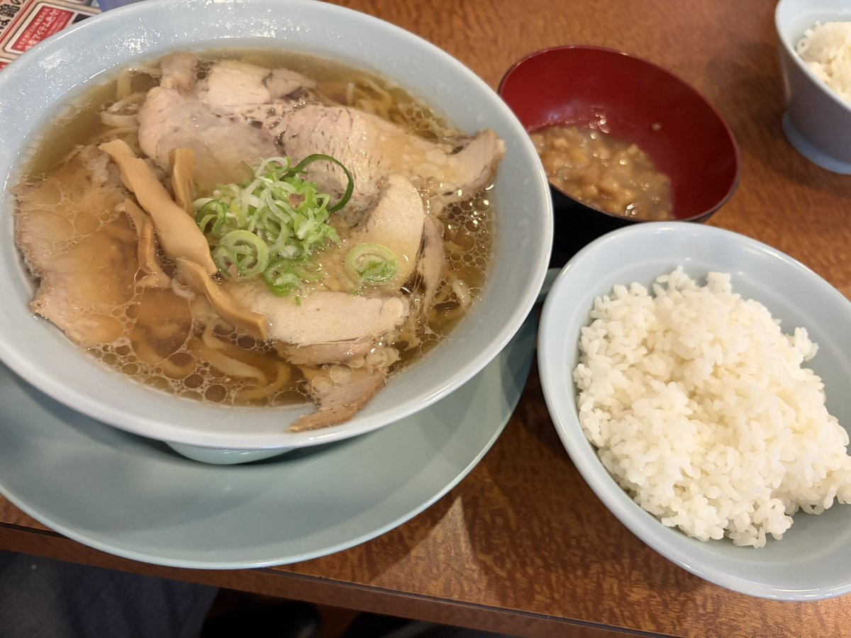 mikesmith0701's tweet photo. お疲れ様です。
今日のランチは県庁前近くの肉中華そば錦さんで肉中華そばをいただきました。
しっかり味のスープに平打ち麺がマッチして、見た目以上にボリュームがあって美味しかった！
そして今日から何と14日まで中華そばが500円っ！この太っ腹も凄い！
またリピートしたいと思います。 https://t.co/1j4rxyD5DC