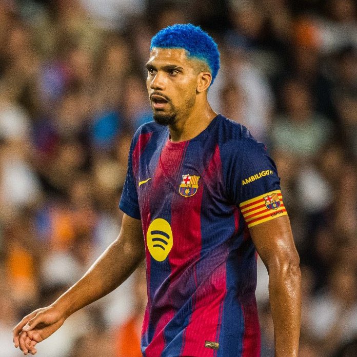FullTime90X's tweet photo. 🚨🔵🔴 𝗕𝗥𝗘𝗔𝗞𝗜𝗡𝗚: Ronald Araújo continues to attract strong interest from Italy! 🇺🇾👀

💰 𝗔𝗻 𝗜𝘁𝗮𝗹𝗶𝗮𝗻 𝗰𝗹𝘂𝗯 — believed to be either AC Milan or Juventus 🇮🇹 — recently submitted a 𝗘𝘂𝗿𝗼 30𝗠 bid for the Barcelona defender.

📅 Last week, Inter Milan also made an approach worth 𝗘𝘂𝗿𝗼 35𝗠, but Barcelona immediately rejected the proposal. ❌🔵🔴

🛡️ 𝗕𝗮𝗿𝗰𝗲𝗹𝗼𝗻𝗮 𝘀𝘁𝗶𝗹𝗹 𝘃𝗶𝗲𝘄 𝗔𝗿𝗮ú𝗷𝗼 𝗮𝘀 𝗮 𝗸𝗲𝘆 𝗽𝗮𝗿𝘁 𝗼𝗳 𝘁𝗵𝗲𝗶𝗿 𝗽𝗿𝗼𝗷𝗲𝗰𝘁 and have no intention of letting him leave for those figures.

💎 𝗢𝗻𝗹𝘆 𝗮𝗻 𝗼𝗳𝗳𝗲𝗿 𝗮𝗯𝗼𝘃𝗲 €50𝗠 would be enough to make Barça reconsider their position on the Uruguayan centre-back.

😊 𝗔𝗿𝗮ú𝗷𝗼 𝗵𝗶𝗺𝘀𝗲𝗹𝗳 𝗶𝘀 𝗵𝗮𝗽𝗽𝘆 𝗮𝘁 𝗕𝗮𝗿𝗰𝗲𝗹𝗼𝗻𝗮 and is not actively seeking a move away.

🔥 Nevertheless, interest in the defender continues to grow across Europe, with several top clubs monitoring his situation closely ahead of the summer transfer window. 👀🇺🇾

⏳ 𝗙𝗼𝗿 𝗻𝗼𝘄, 𝗕𝗮𝗿𝗰𝗲𝗹𝗼𝗻𝗮’𝘀 𝘀𝘁𝗮𝗻𝗰𝗲 𝗿𝗲𝗺𝗮𝗶𝗻𝘀 𝗳𝗶𝗿𝗺: Araújo is not for sale unless a major offer arrives.