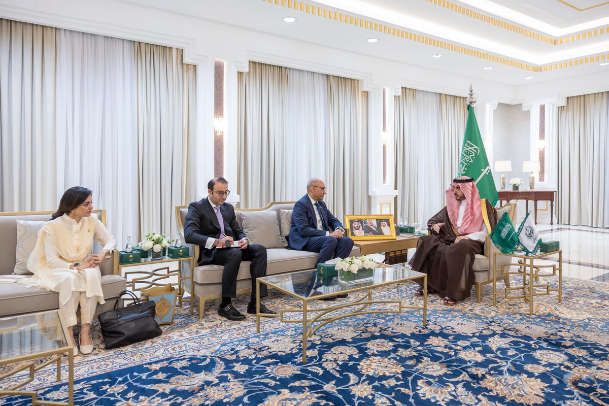 AljoufSA's tweet photo. سمو أمير #منطقة_الجوف يستقبل سفير باكستان لدى المملكة.

https://t.co/mRHFdNFSZa https://t.co/XcSY8i9913