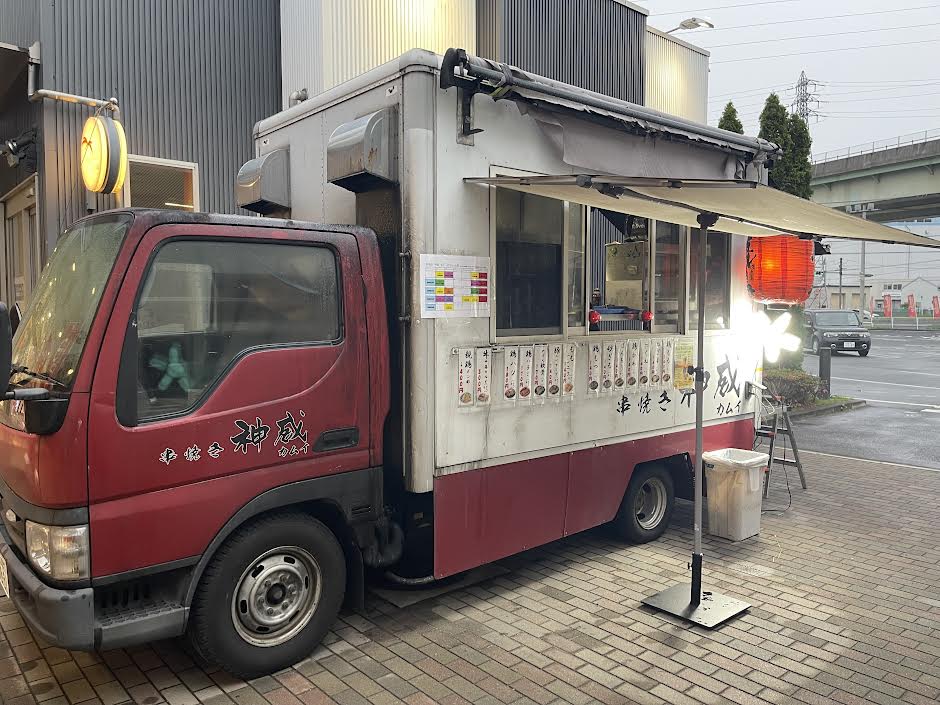 Paradiso_inter's tweet photo. 今日は何の日❓
 そうだ‼️🐓やきとり神威さんの日🐓

 本格炭火焼きの絶品焼き鳥を当店で😋
今日のおかずにもう一品🍖
晩酌のお供にいかかですか？🍻

インター店も元気に営業中です٩( ''ω'' )و
ご来店お待ちしております🙇 https://t.co/MClDVXWM0T
