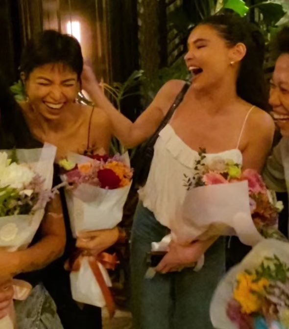 lilyscarrs's tweet photo. ANO TO ANO TO DID SHE PINCH GLAIZA’S EAR?? DID SHE TOUCH GLAIZA’S HAIR?? ANO TO ANO TO https://t.co/toV7YpFezs