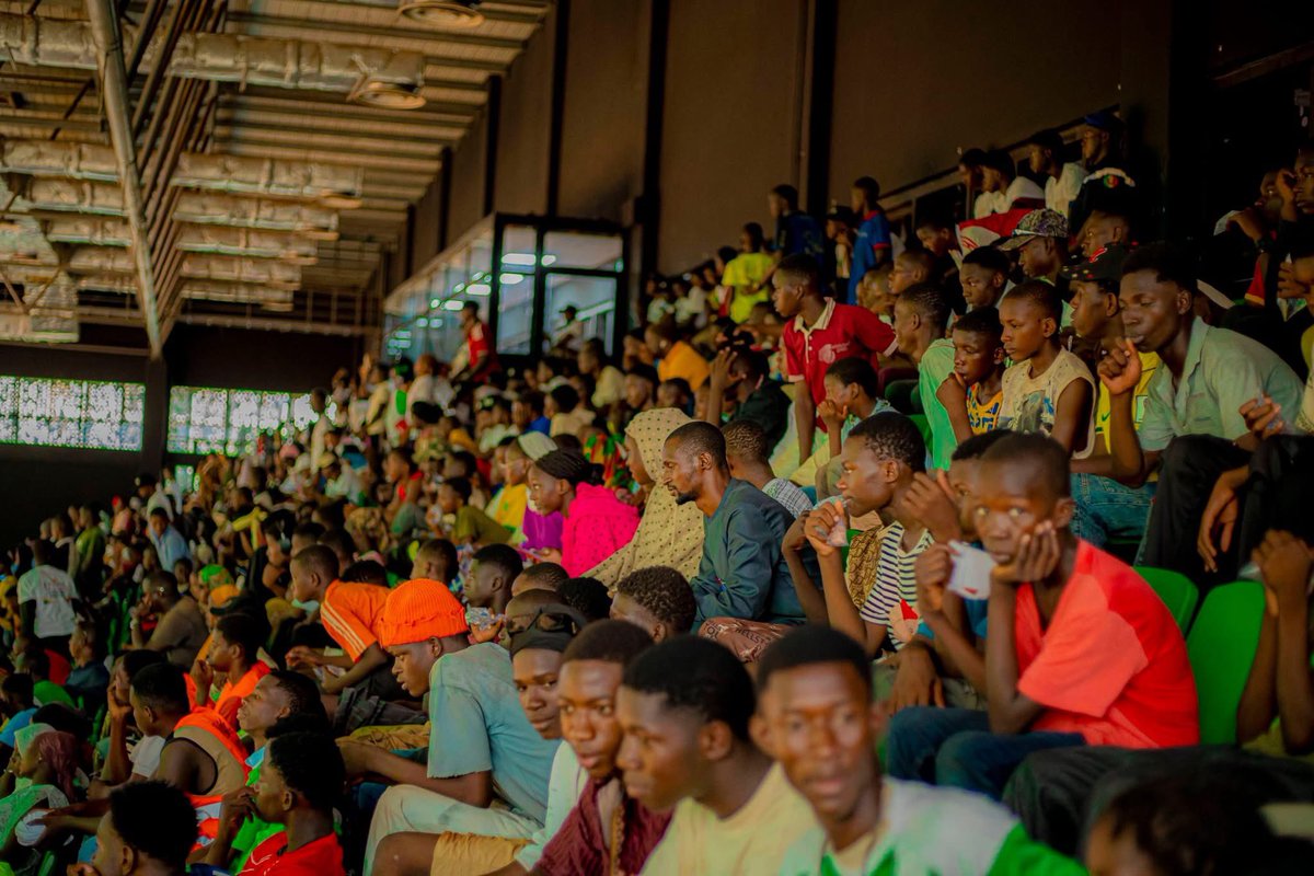 konate90's tweet photo. Zoomez sur les images et vous saurez ce que je vous ai dit hier soir. 80 % sont des enfants. Des Sotrama sont partis chercher des gens devant le GMS pour les amener au palais. Malgré la mobilisation du gouvernement et la présence des ministres, cela a été un échec total. 

Les gens sont fatigués d’écouter le ziri - Sabugnuma. 
#Bèki_Takè