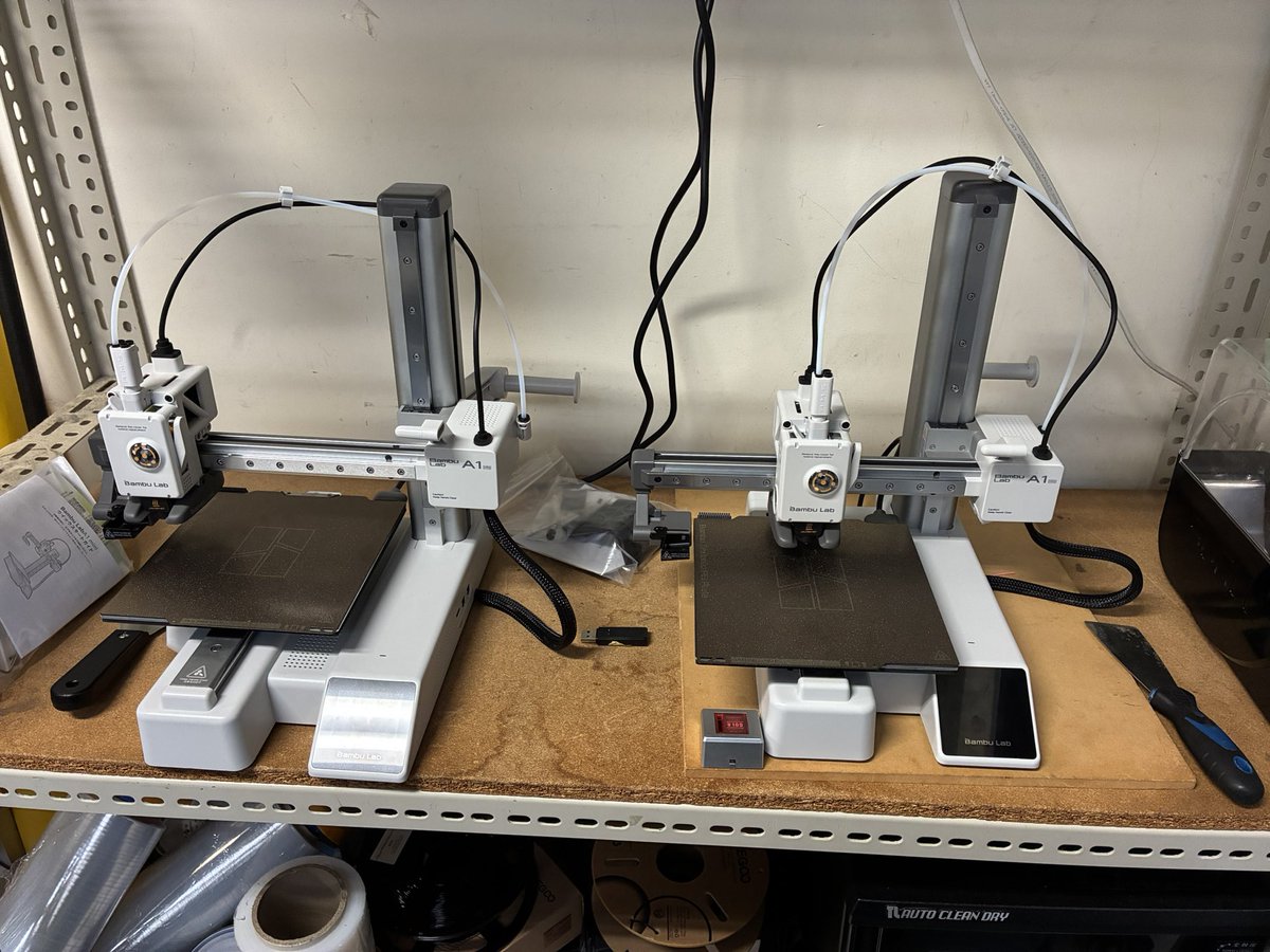 snct_lab's tweet photo. OBの方に3dプリンタを頂きました！！！
ありがとうございます！
これからたくさん印刷していきます！ https://t.co/fBHXCCpNAS