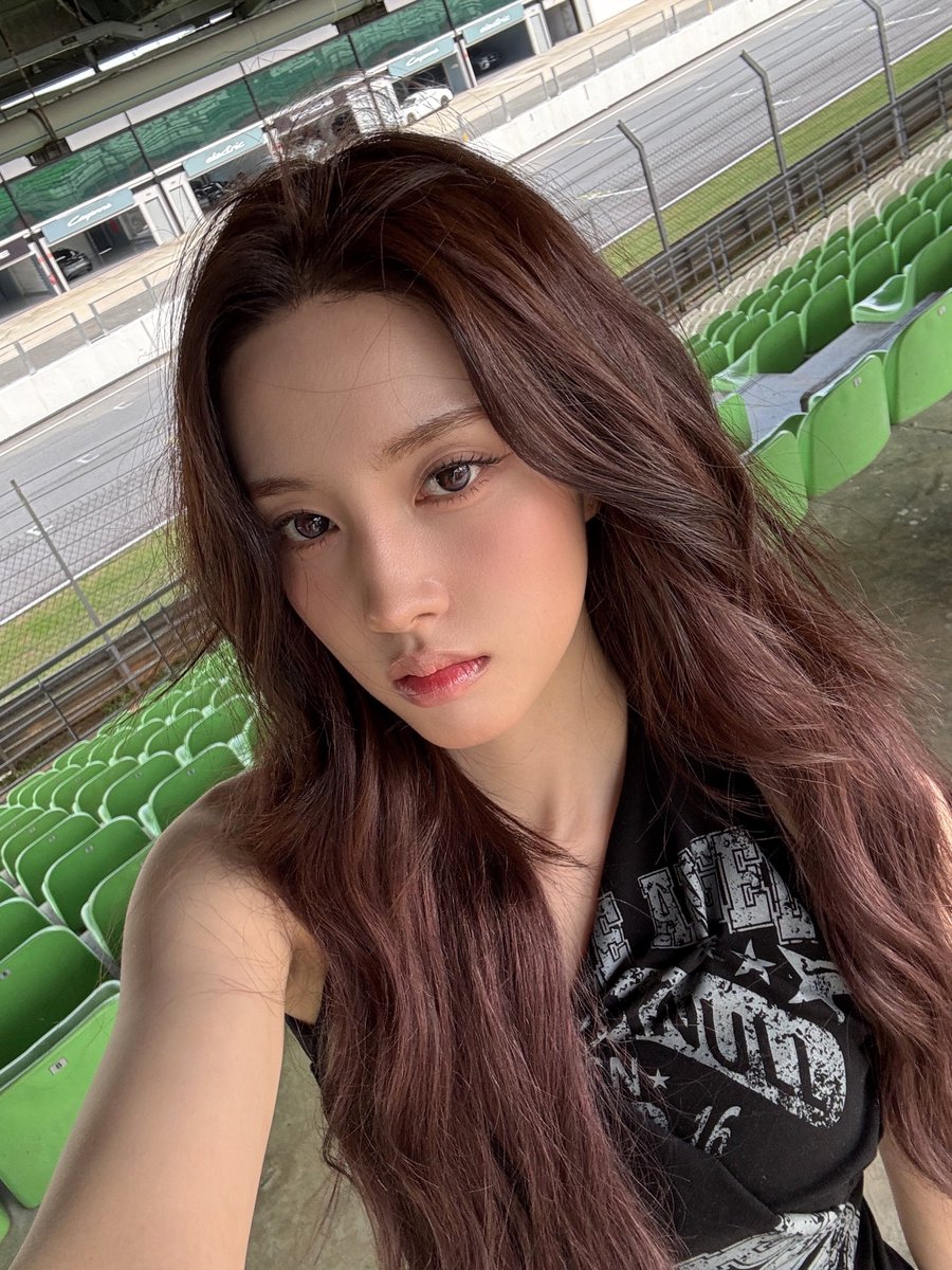 swithtext's tweet photo. 260608 🐯 [06:27PM KST]

🐯 i brought selcas from malaysia
🐯 no bangs https://t.co/451Jmaz3pm