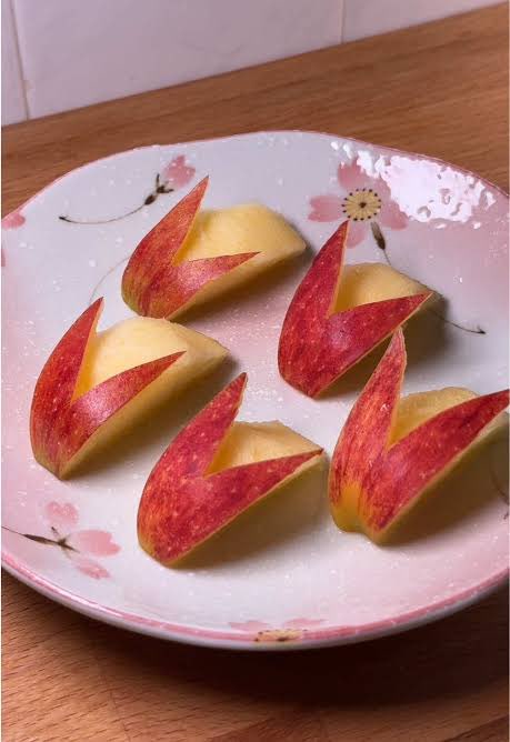 irlhonami's tweet photo. @kiminokaikisen Apple slice cut to look like a bunny :) https://t.co/tt2vIctmu5