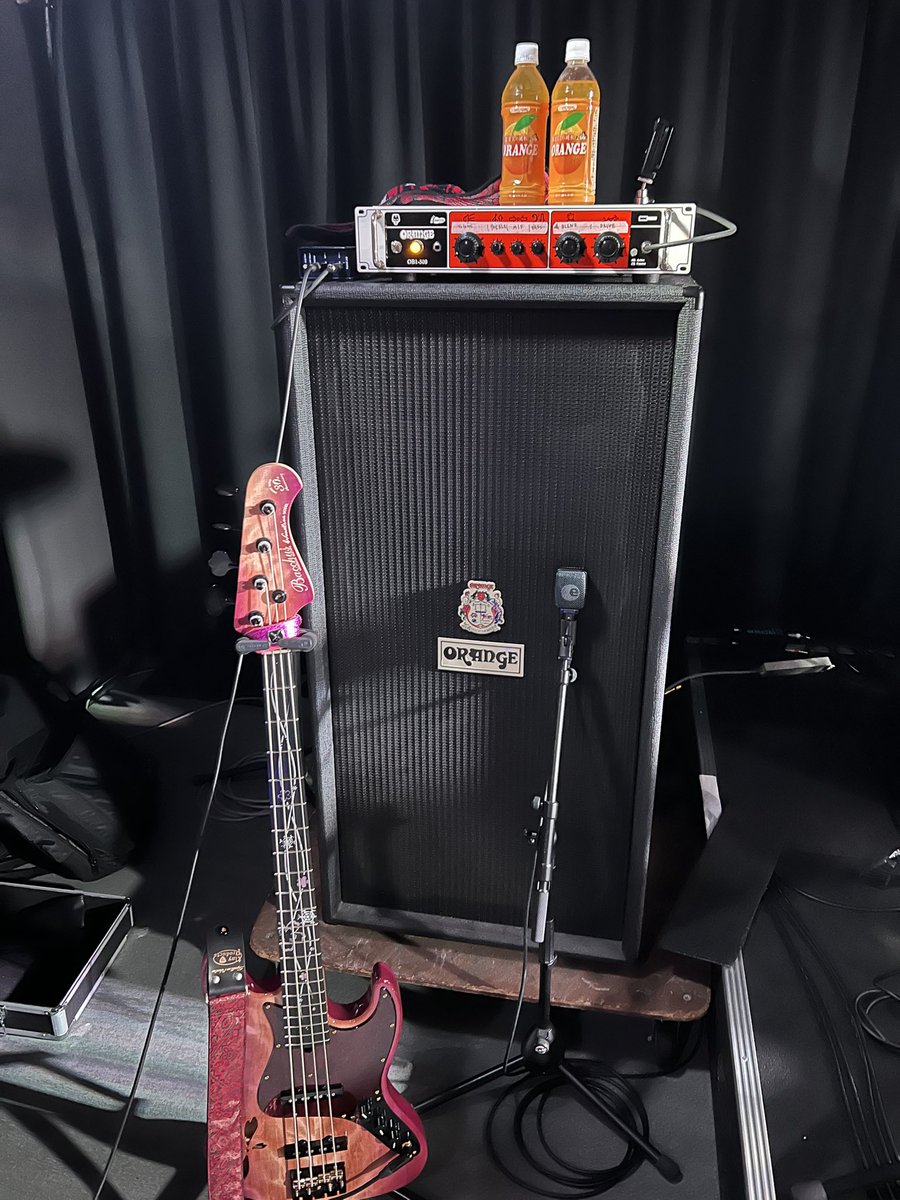 hiiro_0723's tweet photo. 2026.6.7 尼崎BASS
「BASS DAY Vol.23」
最高に楽しかったです！
対バンしたPLUMUSICのVo.さんが昔、α=boutっていうバンドをやってた時にライブを観てくださってたらしくビックリ！
当時の気持ちに帰って、久々にステージドリンクをオレンジジュースにしたらアンプのメーカーがまさかのオレンジ🍊 https://t.co/d1qgphT32Y