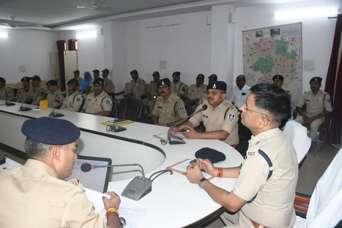 sp_vidisha's tweet photo. #सिंहस्थ_2028 की तैयारियों को लेकर विदिशा में 6 दिवसीय जिला स्तरीय प्रशिक्षण के द्वितीय चरण का शुभारंभ किया गया। प्रशिक्षण में अभिसूचना संकलन, आतंकवादी एवं नक्सली गतिविधियों से सुरक्षा एवं वीआईपी आगमन व्यवस्थाएं जैसे महत्वपूर्ण विषयों पर प्रशिक्षित किया जा रहा है।
#MPPolice https://t.co/odqfFFE5Mh