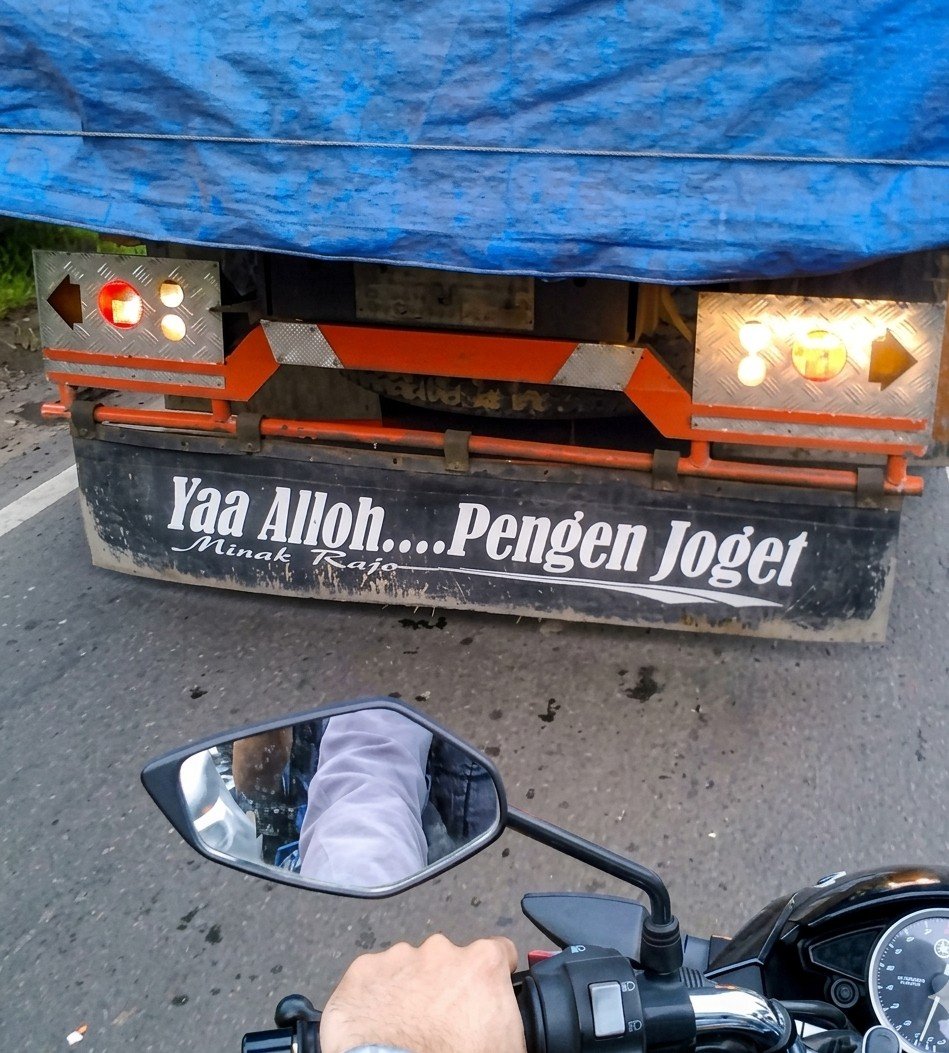 pantungalimar's tweet photo. tetap joget walau hari senin https://t.co/bQfaxgocIg