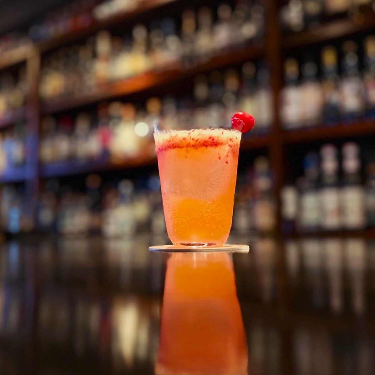 BarZizz1996's tweet photo. 季節のフレッシュフルーツ🍸🍒🎶
唇を染めるさくらんぼ、余韻を包むエルダーフラワー🌟

＊『山形産さくらんぼとエルダーフラワーのラムトニック』✨
(ホワイトラム×さくらんぼ×レモン×レモン×エルダーフラワートニック)

今週も季節のフレッシュフルーツ🍸とウイスキー🥃でお楽しみ下さい♪

#小諸barzizz #大人のバー #オーセンティックbar #フレッシュフルーツカクテルバー #さくらんぼのラムトニック