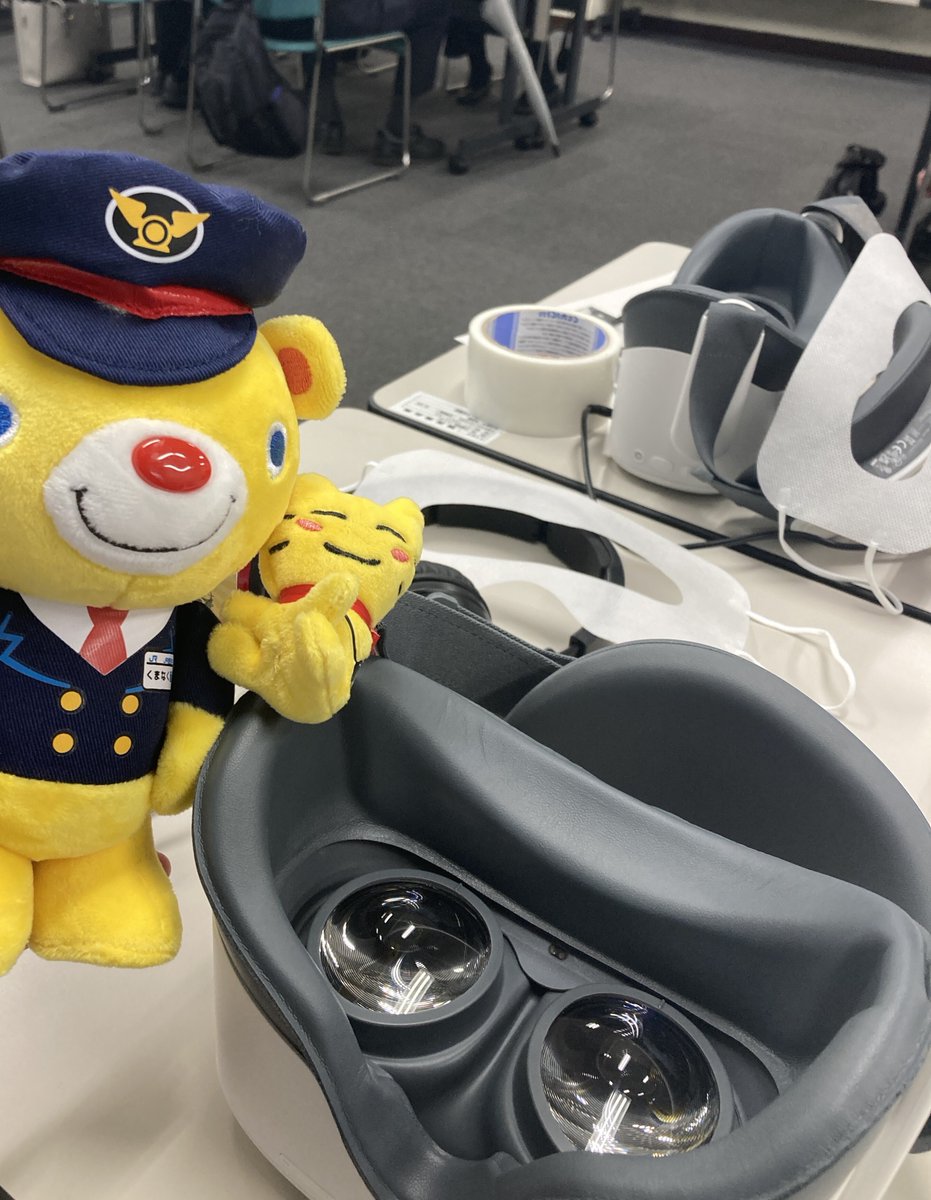 Okayama_JR's tweet photo. 岡山県との包括連携協定に基づく駅業務部での協働の取組の一環として、
駅係員が駅での案内に役立てるため、VRゴーグルを活用した認知症体験研修を実施しました。
 
🐻＜認知症のお客様にも安心安全に鉄道を利用していただけるよう、この経験を業務に生かしていこうのぉ！ https://t.co/Kdz00XuShC
