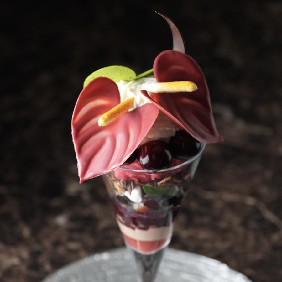 parfaiteria's tweet photo. 【パフェテリアミル】

『 アンスリウム〜情熱のチェリー〜 』

チョコレートのような
艶やかな花葉が魅力のアンスリウム。

色ごとに違う花言葉を持ち、
赤色の仏炎苞をもつアンスリウムの
花言葉は「情熱」です。

パッション溢れる情熱的なあなたに
真っ赤なアンスリウムを贈ります。 https://t.co/PRtGDENTGi