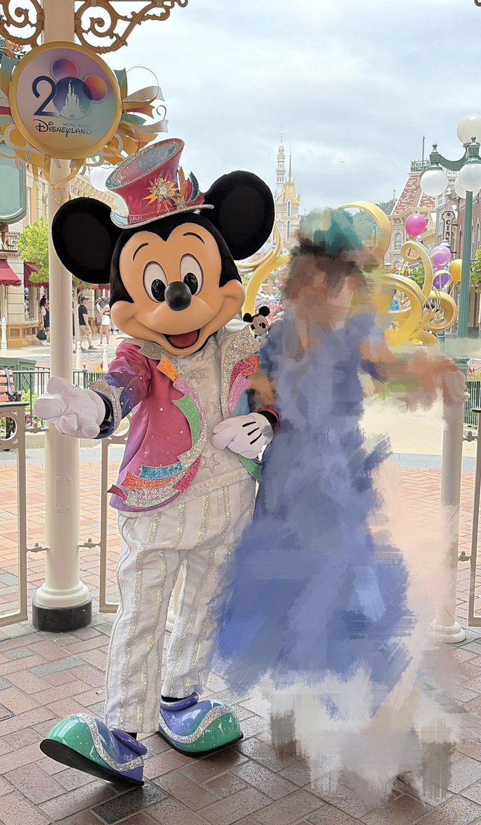 DisneyHTF1928's tweet photo. HKDL20周年楽しかった〜！
キラキラコスチューム間近で見られて嬉しかったな🎈 https://t.co/A9PRkEKxKC