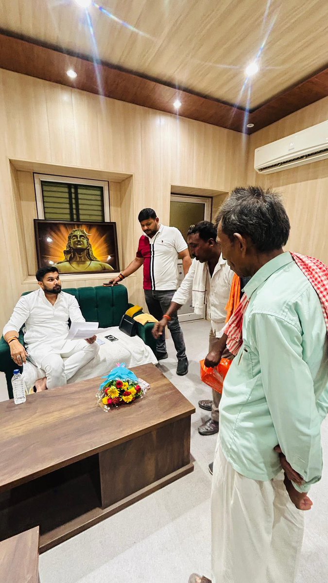 mSinghShashank's tweet photo. प्रणाम 🙏🏻

जिला पंचायत कार्यालय में जनताजनार्दन की समस्याओं को सुनकर त्वरित निस्तारण किया गया,सभी का स्नेह,आशीर्वाद बना रहे । https://t.co/SltiMzwnjv