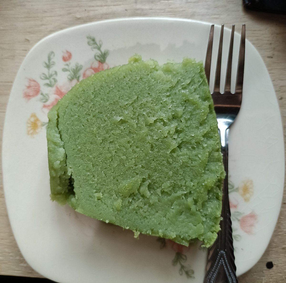 thebrightest_s's tweet photo. First time baking Bolu Kojo, a cake from Palembang, South Sumatra. 

Ps. The bottom and top of the cake should be brownish but my oven is not working well so yeah, the colours of my cake is not really vibrant https://t.co/LKzAEaWUHy