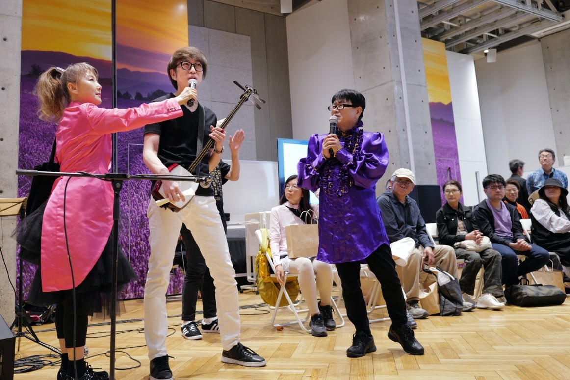 hide_hide_3's tweet photo. 先日の「チャリティーまぜこぜ交流会」にて飛び入り参加させていただいた尾上秀樹ですが、カメラマンのSap Chanoさんが写真を撮ってくださってて！✨
有難や😌✨

俳優の東ちづるさんと声優の三ツ矢雄二さんにに挟まれて一言喋らせていただいてからの演奏、の図♪ https://t.co/2dE1hYTDI8
