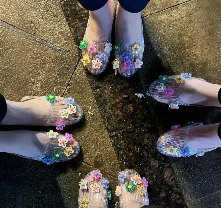 yowiish's tweet photo. Ada yang pernah punya sandal ini?? Sekarang viral lagi gaess!! https://t.co/aS913KWkMr