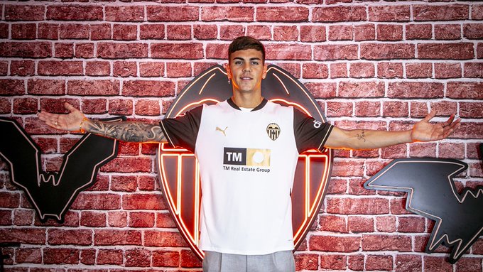 BaratoDeVerdad's tweet photo. Ya que Guido continúa deshojando la margarita, el #Valencia trataría de traer de vuelta a Enzo Barrenechea, pivote defensivo que dejó buen sabor de boca.
#ValenciaCF #VCF #ADNVCF #AmuntValéncia #amunt #LimGoGome #LimOut #LaLiga #MundialDeFútbol #CopaDelMundo #fichajes https://t.co/6hPk7p1lbZ