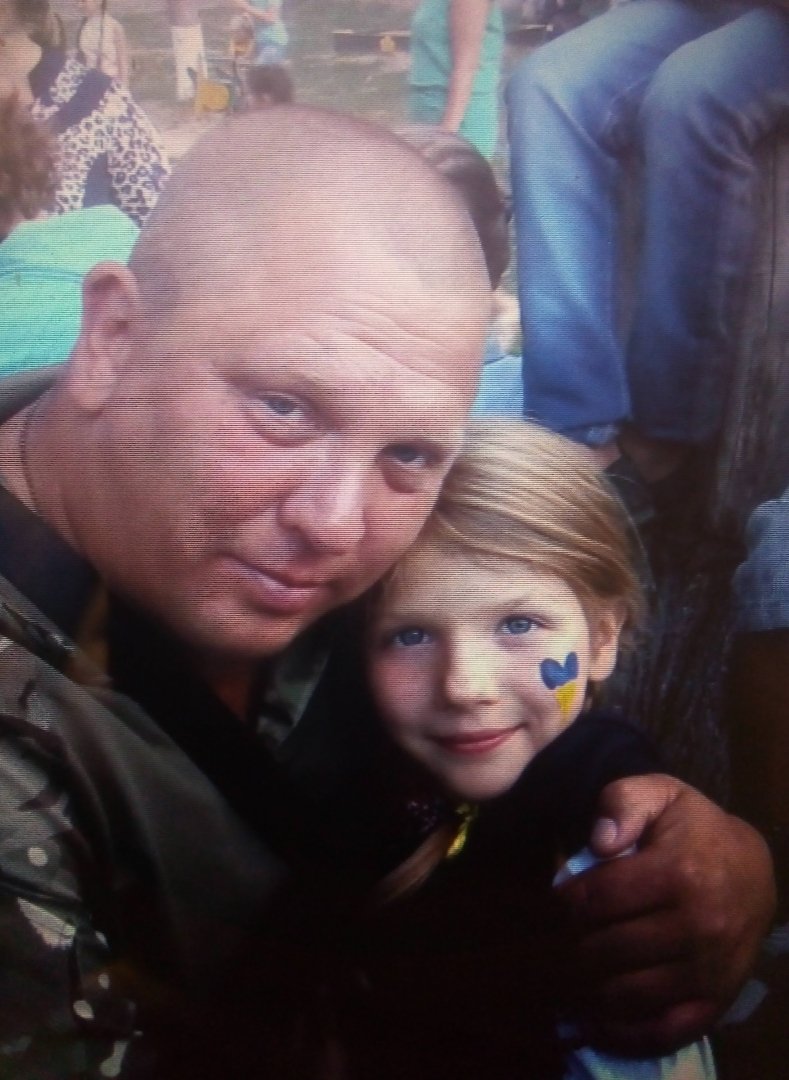 Shizuka_47's tweet photo. Сьогодні помер мій тато, людина яка воювала з 2014 року за Україну. Він був добрий, смішний, мріяв повернутися в рідну Феодосію. Давайте сьогодні нагадаємо про нього, навіть якщо ви не були знайомі https://t.co/SoQPSpibzI