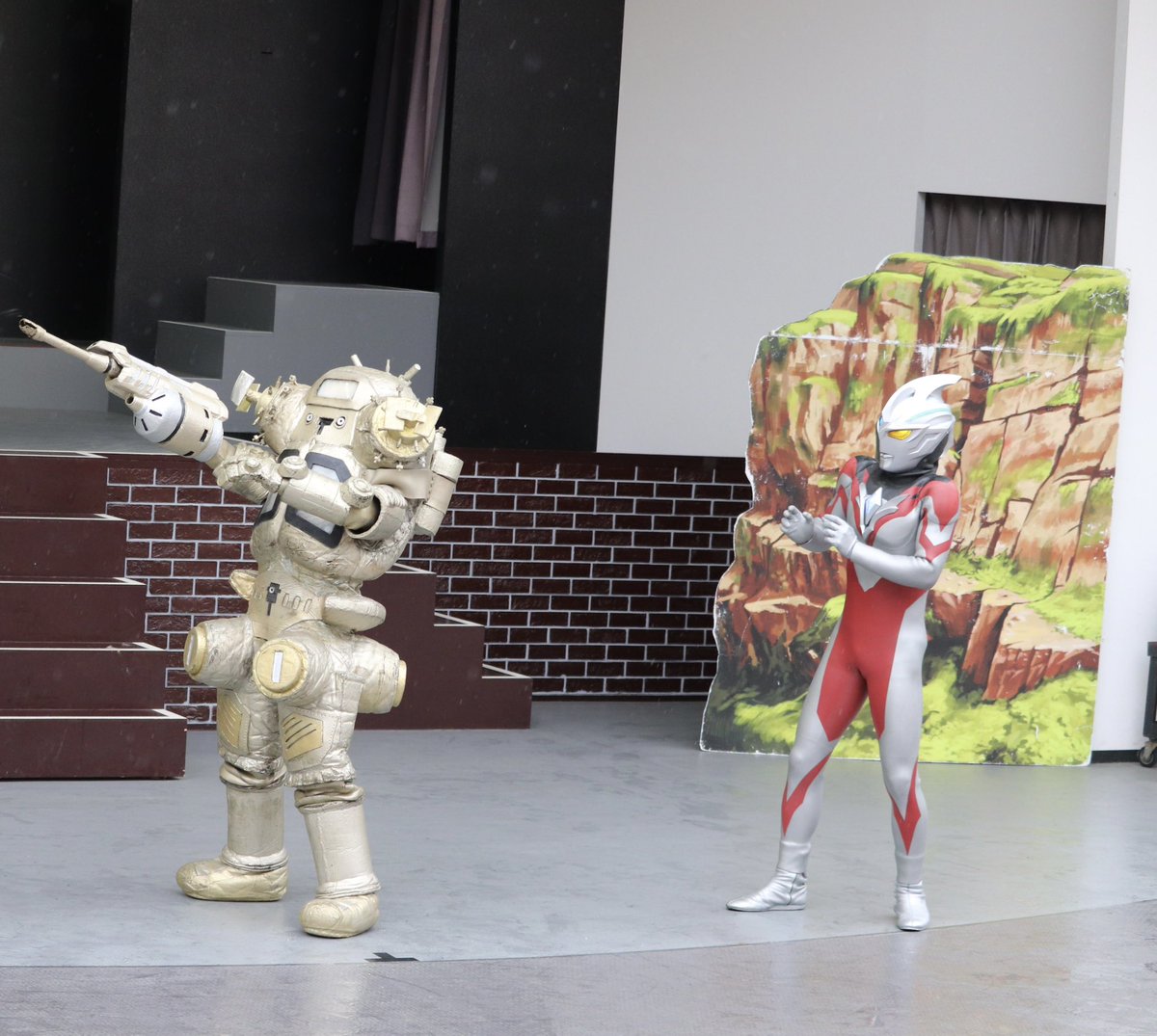キングジョーのランチャーの音にビクッと驚くアーク #ウルトラマン